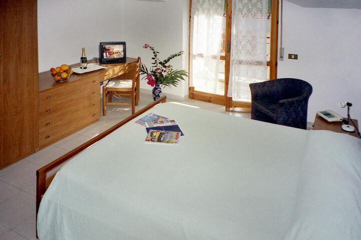 Room 10 of 43
