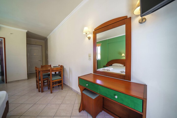 Room 106 of 179