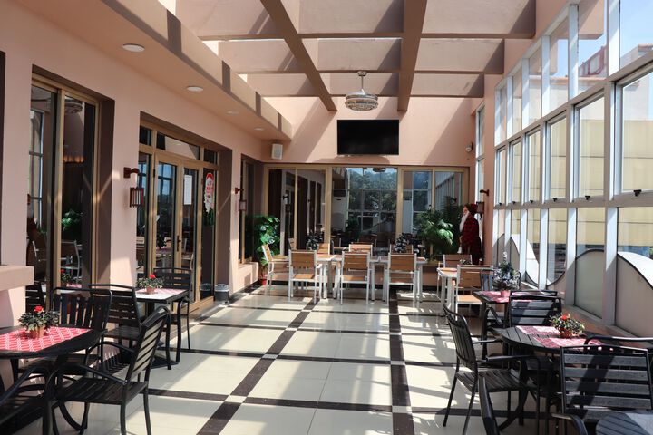 Dining 4 of 6