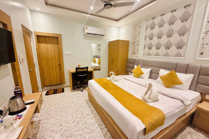 Room 11 of 28