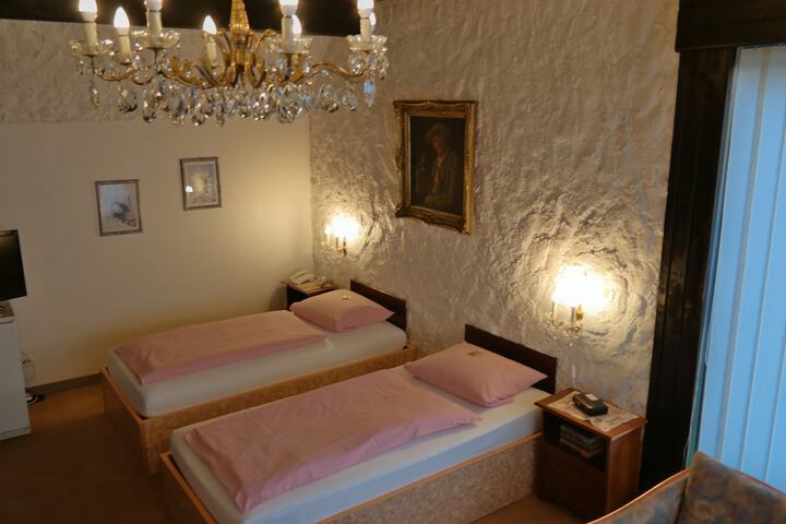 Room 6 of 34