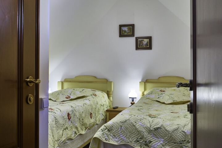 Room 16 of 83