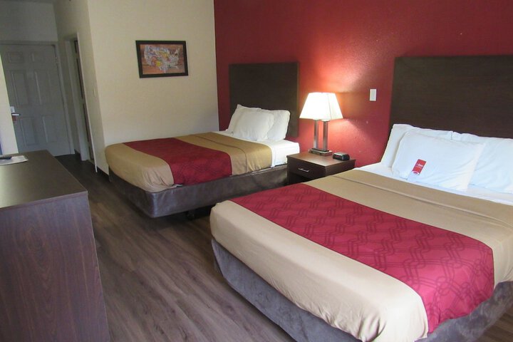 1 Queen Bed (7 of 18)
