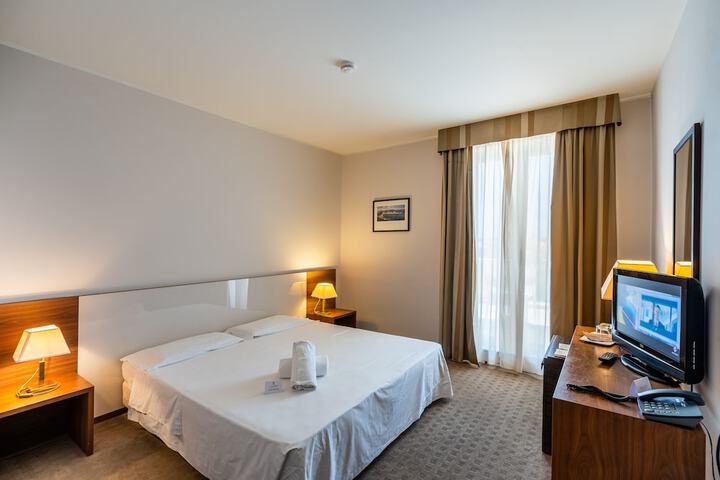 Room 6 of 45