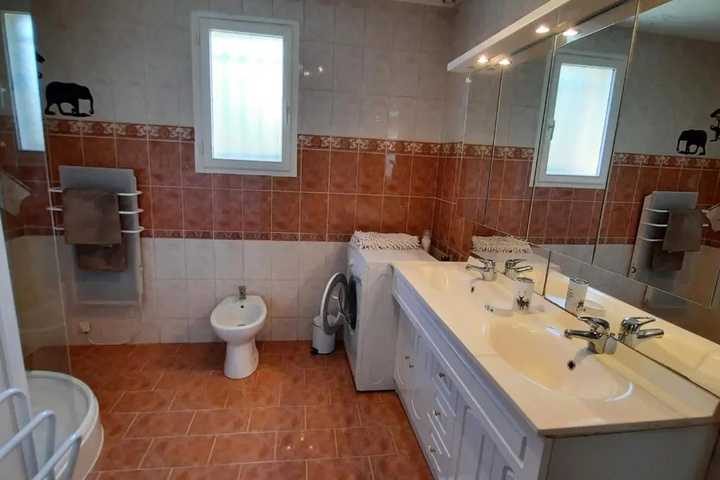 Room 7 of 12