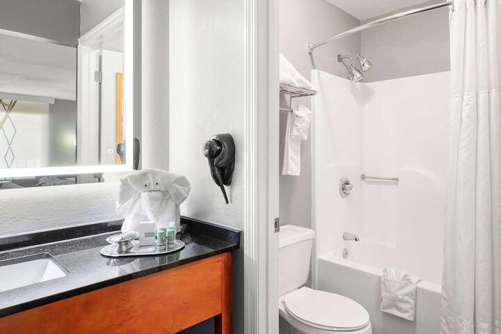 1 King Bed Upstairs High Speed Internet Accessible Microwave and Refrigerator, Continental Breakfast (13 of 16)
