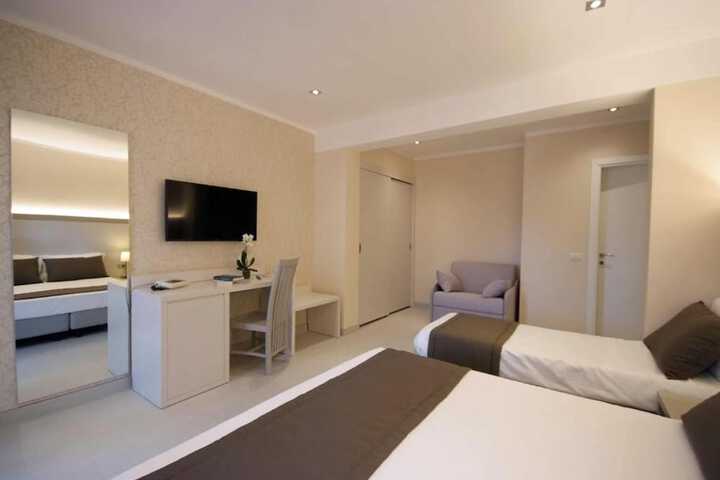 Room 7 of 33