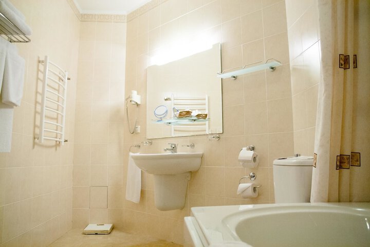 Room 10 of 105