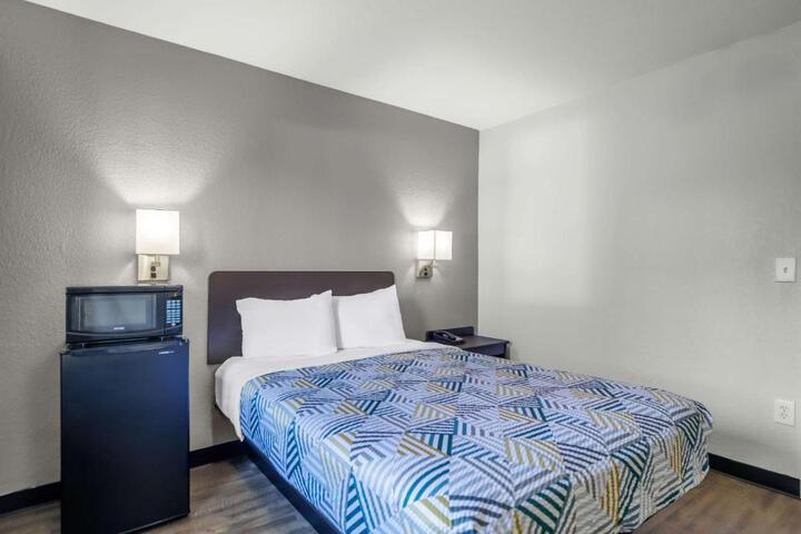1 Queen Bed Hearing Accessible (4 of 8)