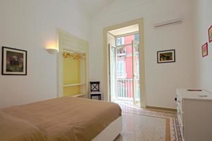 Room 5 of 9