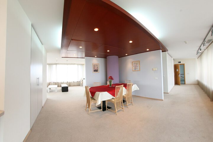 Room 11 of 34