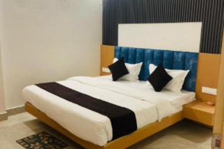 Room 6 of 16