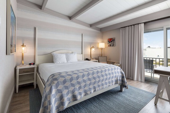1 King Bed Deluxe Room (2 of 5)