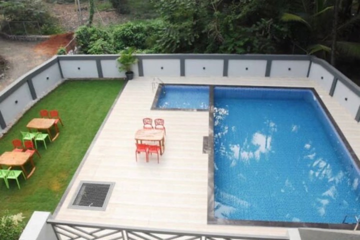 Pool 11 of 17