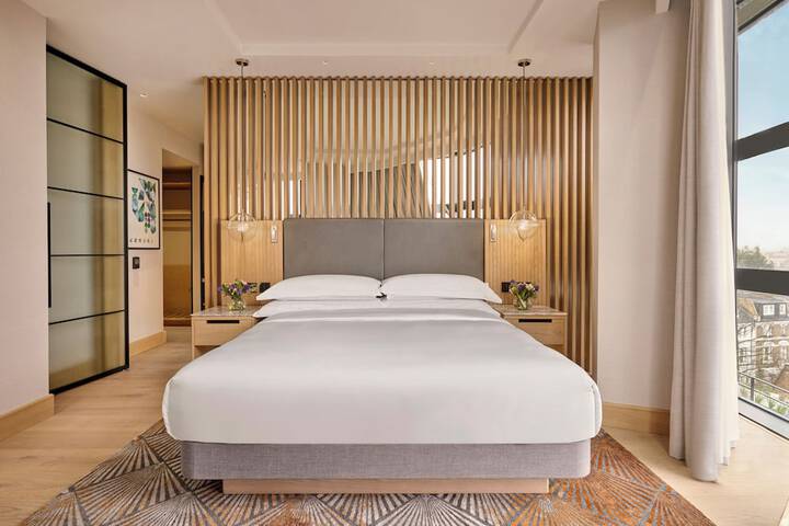 Room 27 of 78