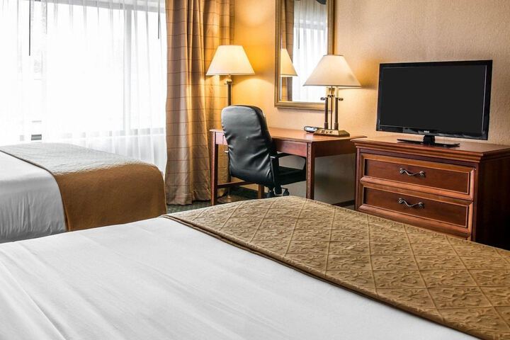 1 Queen Bed (3 of 5)