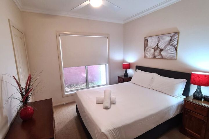 Room 4 of 98