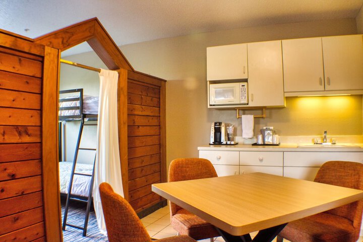 1 King Accessible Comm Assist Bathtub Microwave, Refrigerator Full Breakfast (12 of 33)