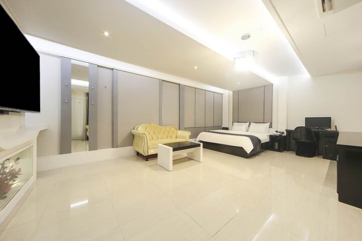Room 12 of 80