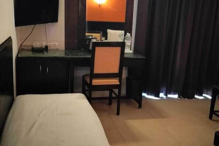 Room 10 of 48