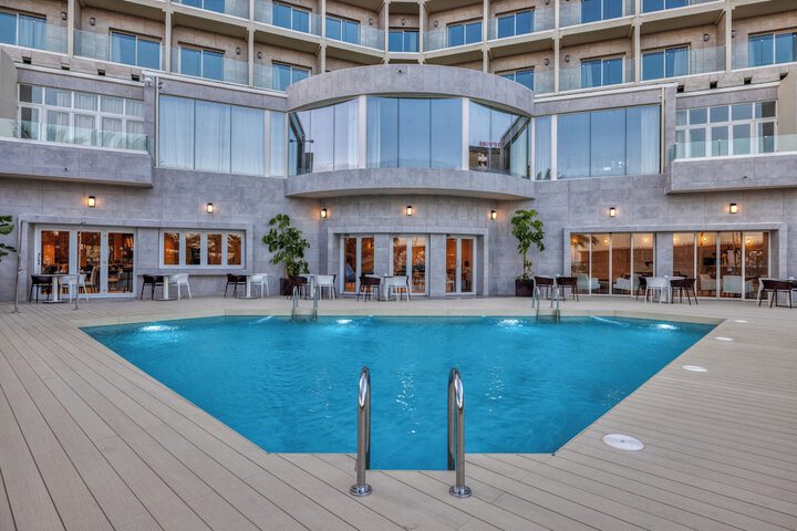 Hotel with Pool