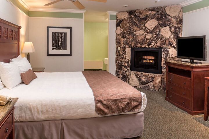 1 Queen Bed (12 of 18)