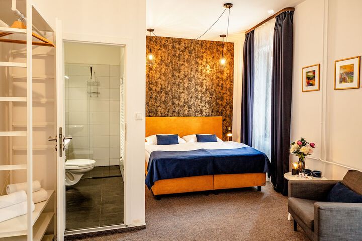 Room 9 of 30