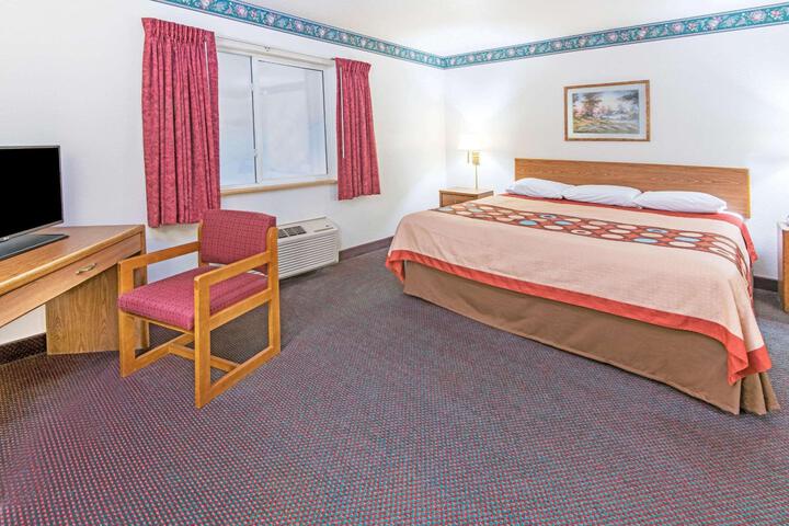 1 Queen Bed (5 of 24)