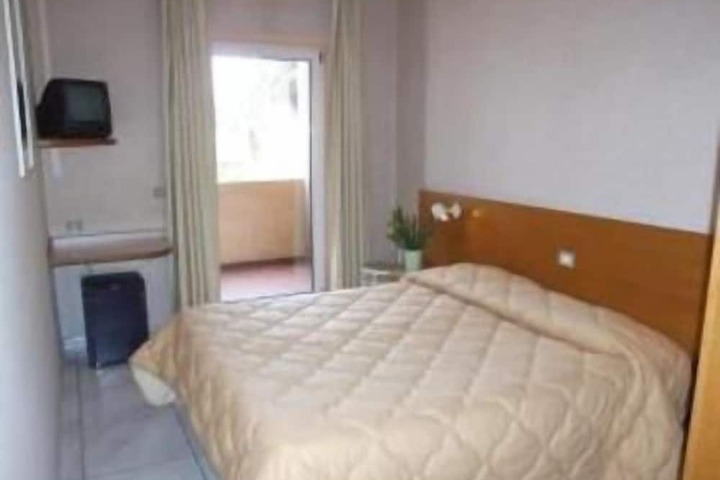 Room 4 of 10
