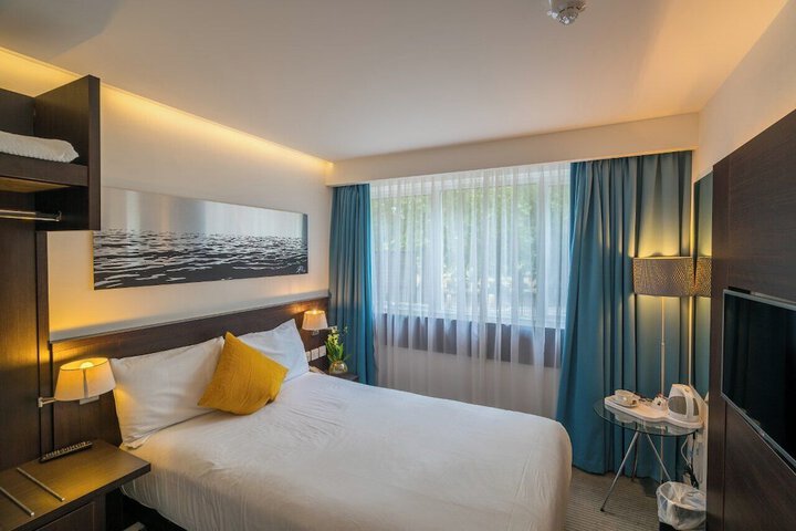 Room 13 of 33