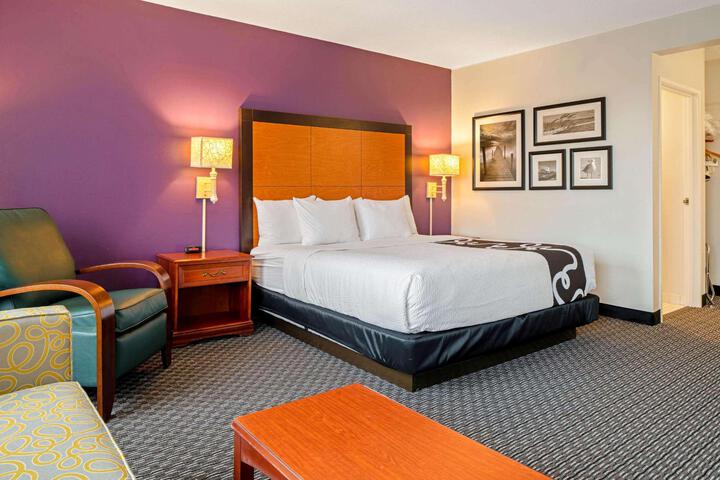 1 King Bed Mobility Hearing Impaired Accessible Room (4 of 12)