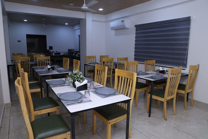 Dining 13 of 19