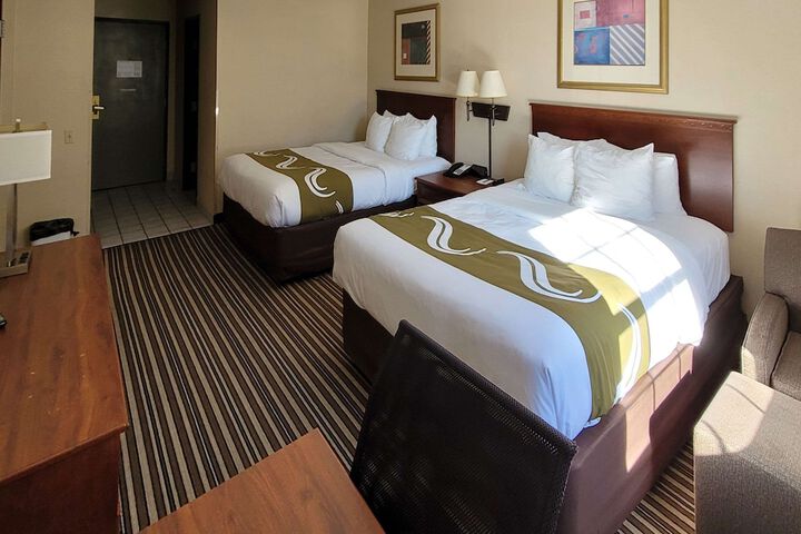 2 Queen Beds (11 of 12)
