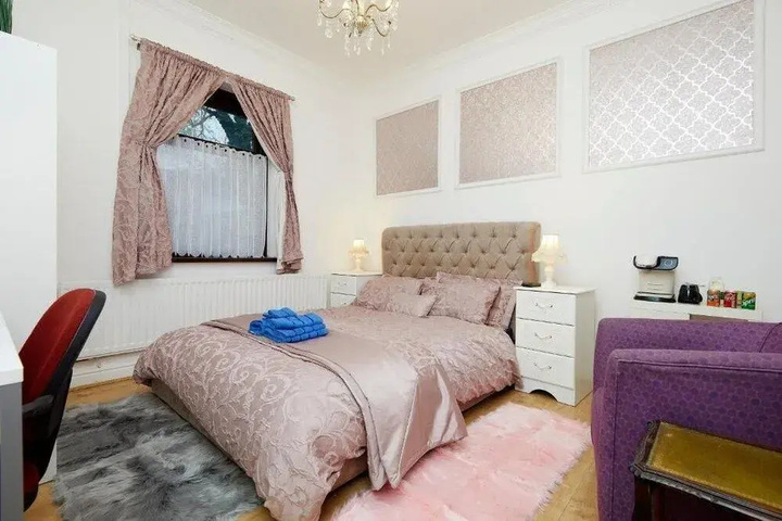 Room 5 of 9