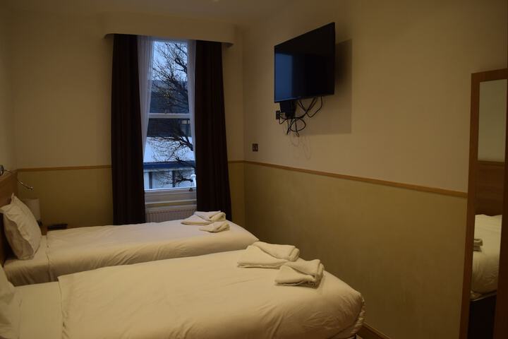 Room 13 of 90