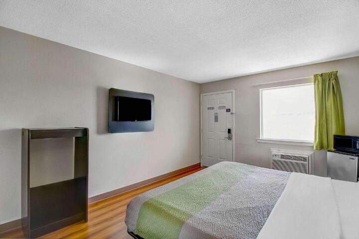 1 King Bed Micfridge (6 of 10)