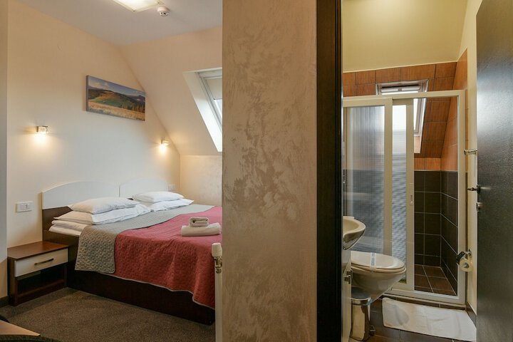 Room 10 of 43