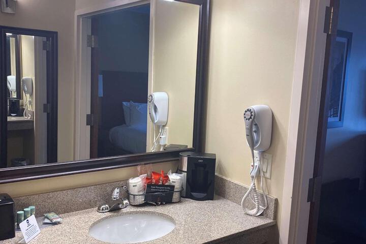 Accessible 2 Double Mobility Accessible Roll in Shower Full Breakfast (2 of 6)