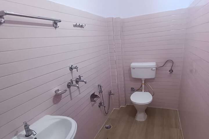 Room 8 of 9