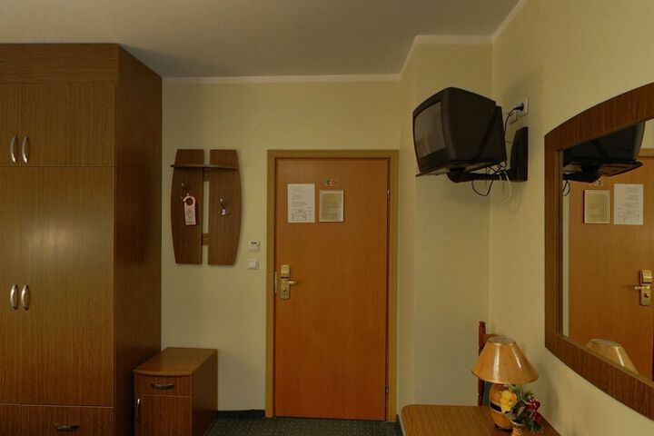 Room 4 of 61