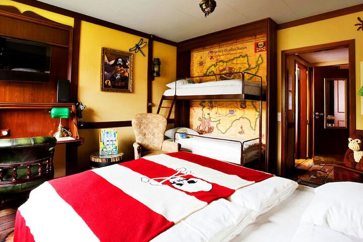 Room 32 of 77