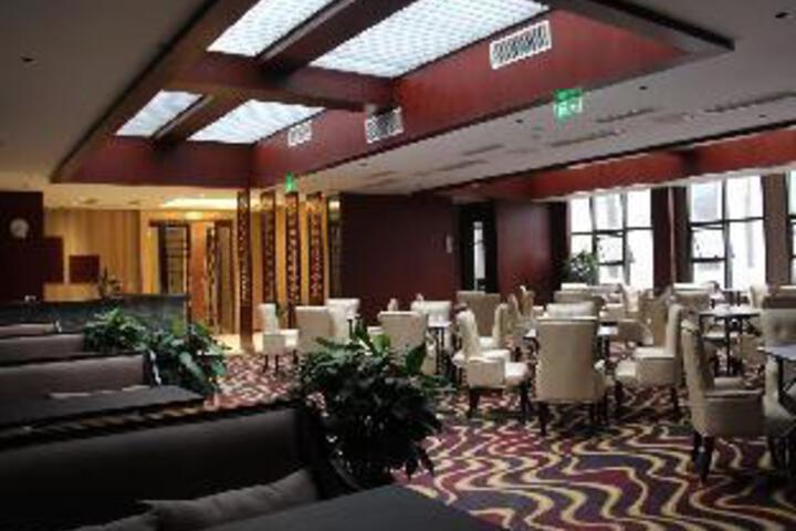 Lounge 10 of 23