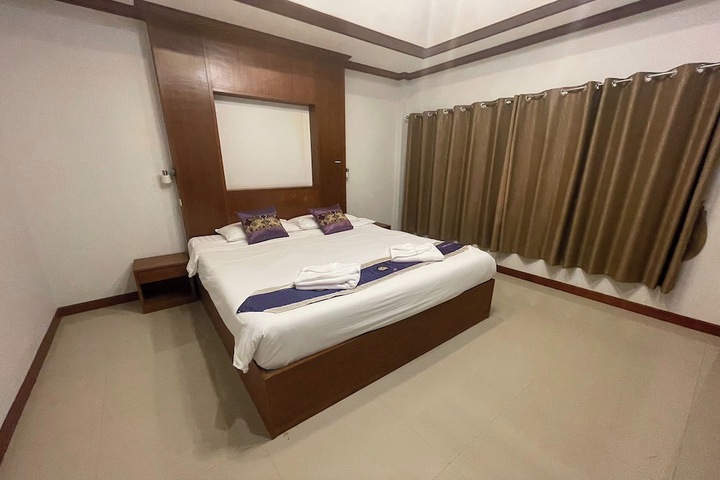 Room 9 of 80
