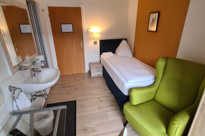 Room 16 of 62