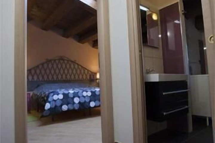 Room 9 of 33
