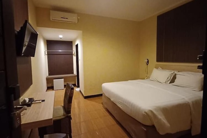Room 4 of 16