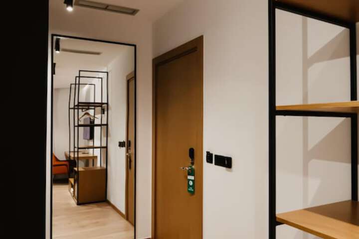 Room 13 of 27