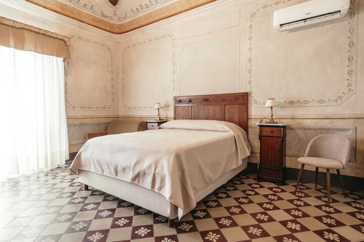 Room 9 of 38