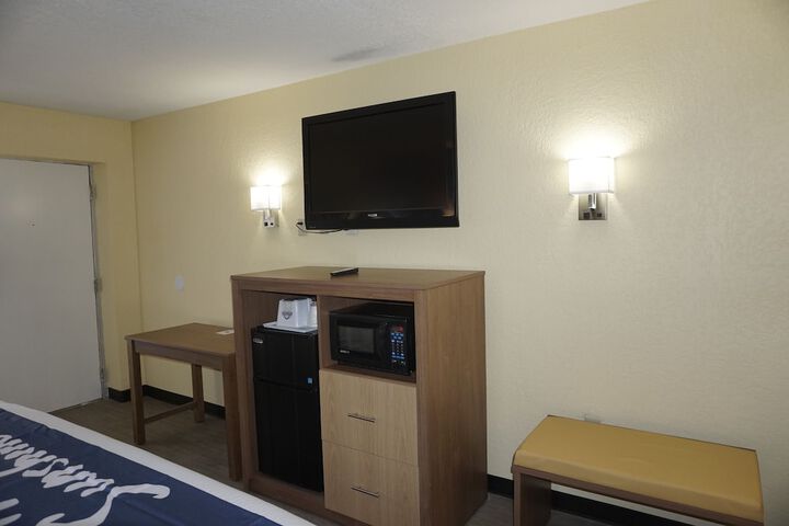 1 Queen Bed (2 of 18)