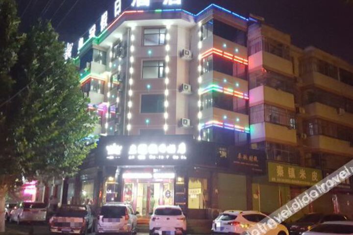 Crown Holiday Inn Luxe